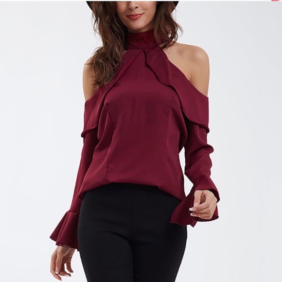 Boutique Tops - 🎉HP🎉Burgundy Cold Shoulder Choker Top